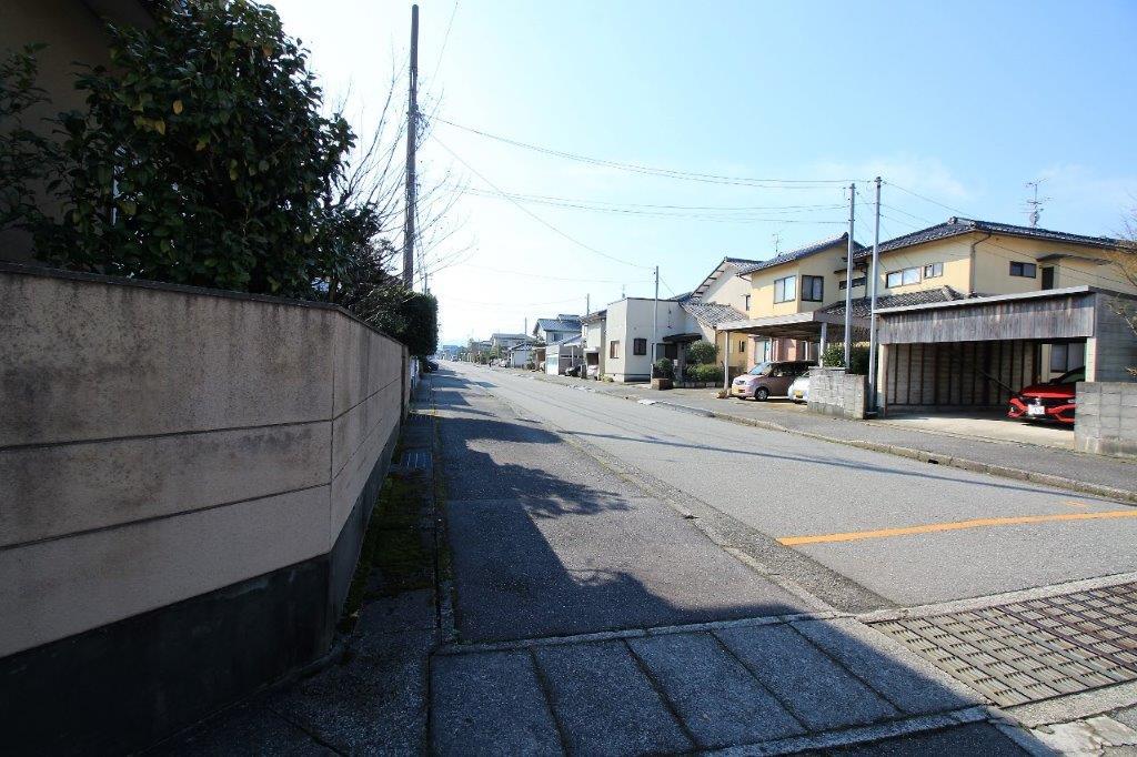 歩道もある広々とした前面道路。