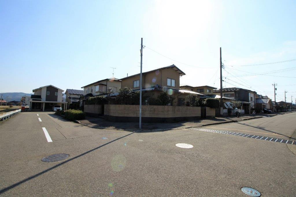 住宅街の中でも広さを誇る角地。接道:北側9.0m ・西側 11.5m