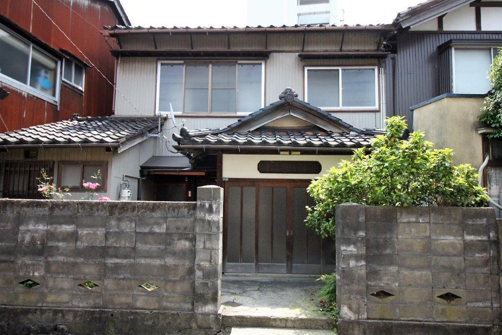 塀が隠れ家的な雰囲気を醸し出す外観
