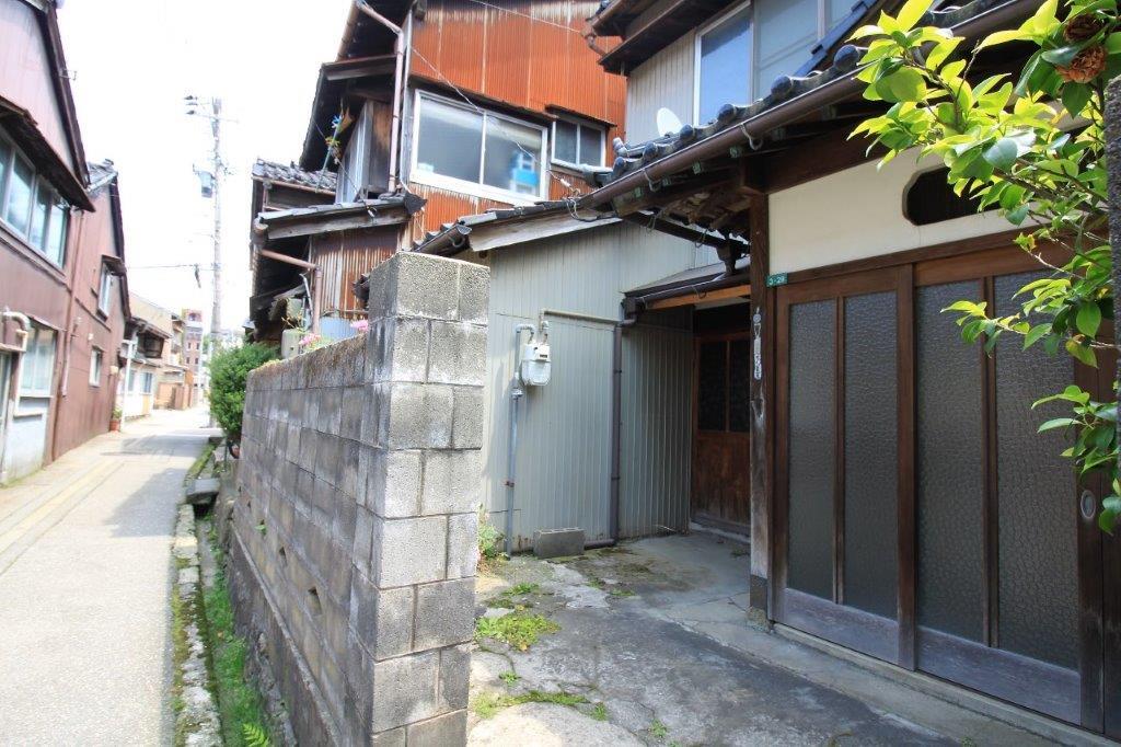 前面の路地。車通れます。