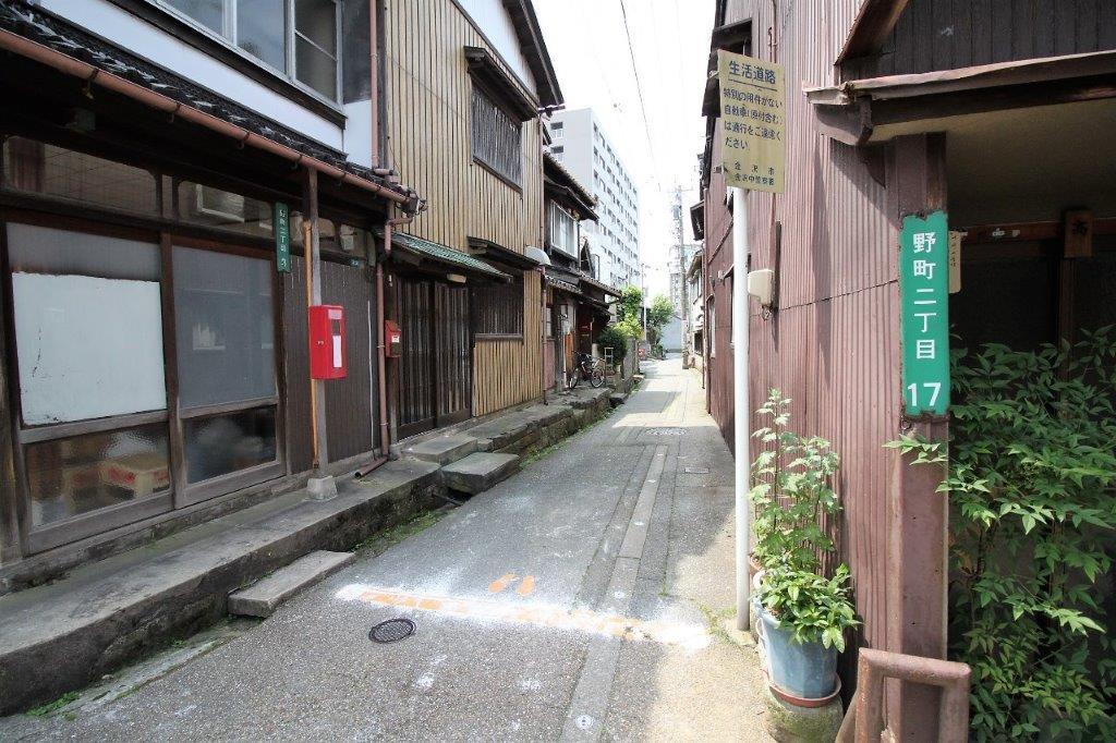 この路地をちょっと進んだところにあります。