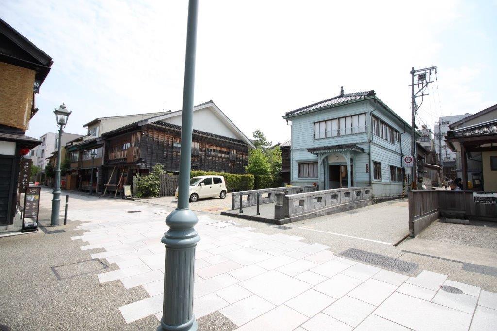 西検番事務所の横の小路を進みます。