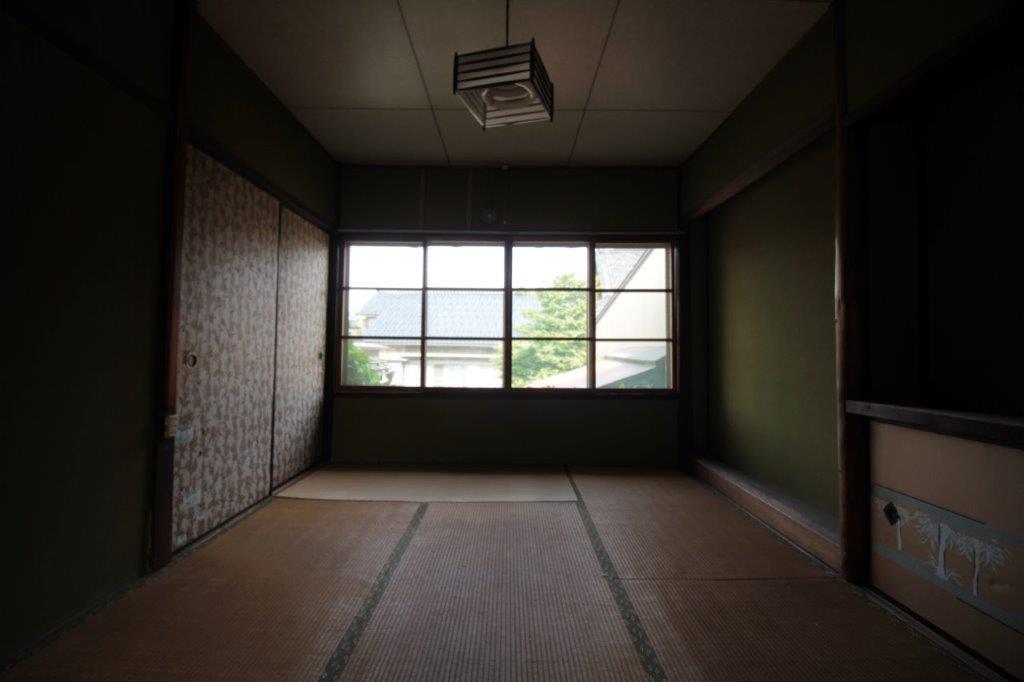 庭側の和室(6帖)。大きな窓が良い感じ。左側の襖の奥は、納戸です。