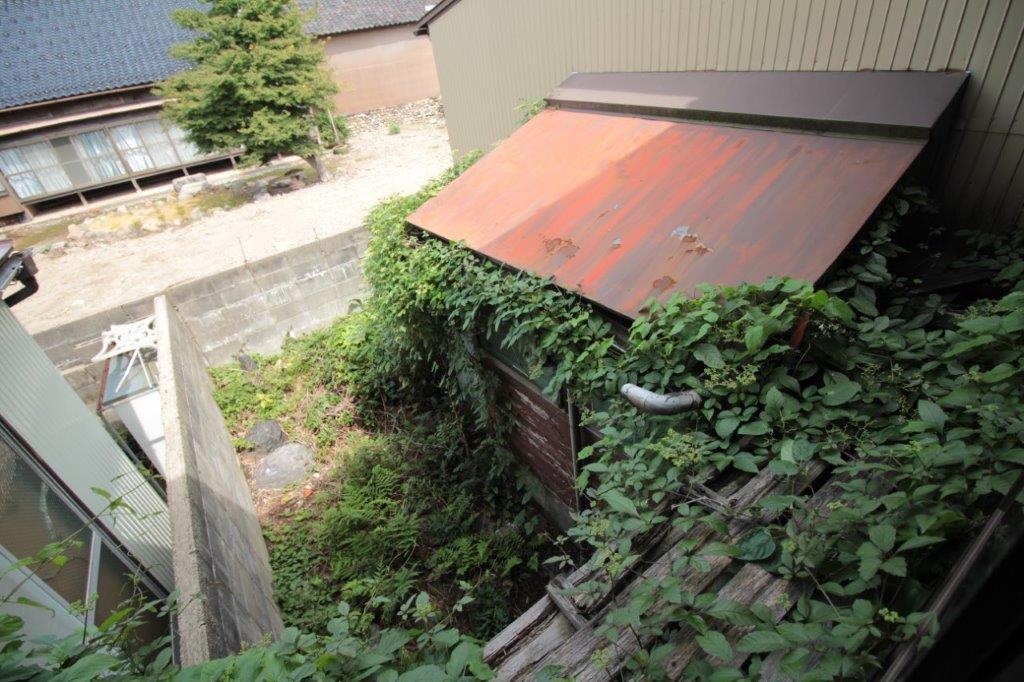2階の窓から。裏庭とトイレ。お寺のおかげで意外と抜け感、あります。