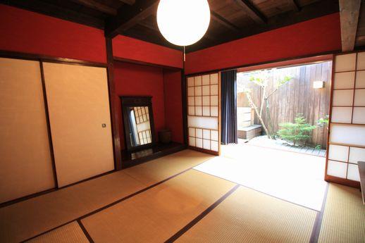 1階奥の縁側のある和室、採光がたっぷり取れます。