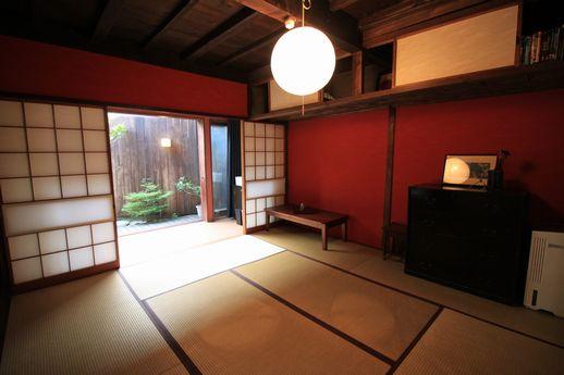 朱色の壁紙で内部がパッと明るく見えます。