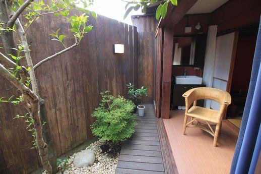 この濡れ縁から縁側にかけての空間がたまりません。