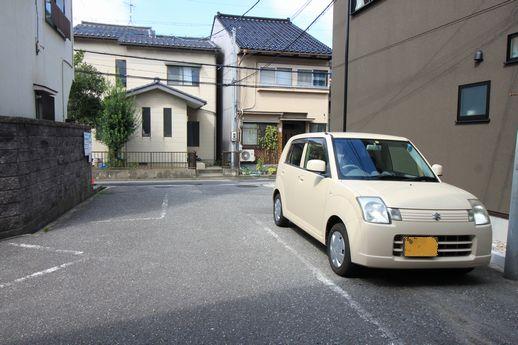 前面道路付近。駐車場1台5000円で停められます。