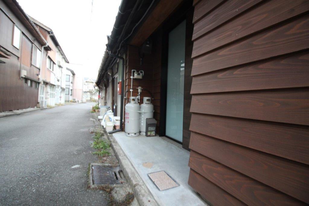 前面道路。この道の先に月極駐車場あり
