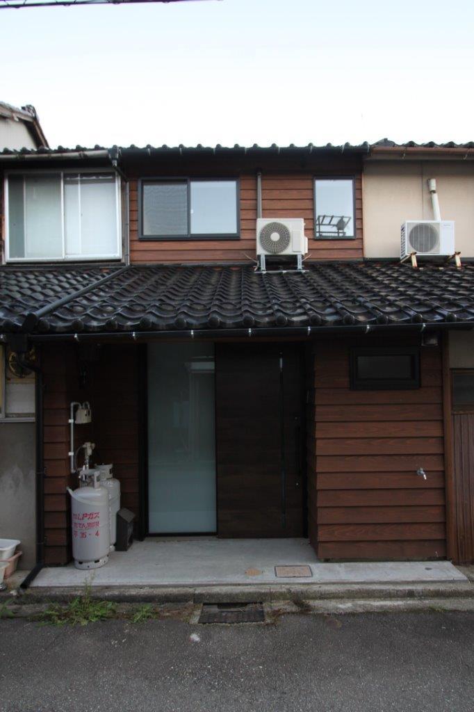 杉板を基調とした新しくなった外観。