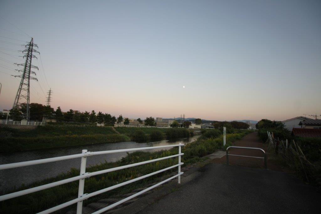 近くには浅野川が流れています。仕事の息抜きに、散歩するのはいかが?