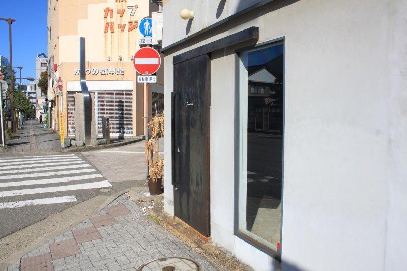 入口はアイアンの引き戸。