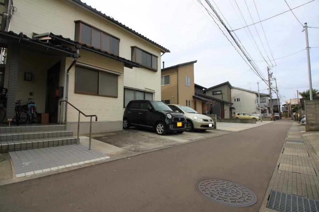 前面道路です。正面右側は真新しい住宅が並びます