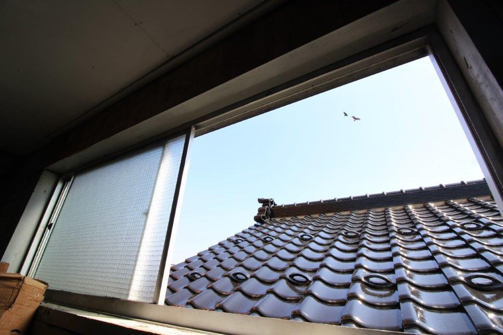 3階東側の窓を開けると、空が見えます。ここへも陽が差し込むかと