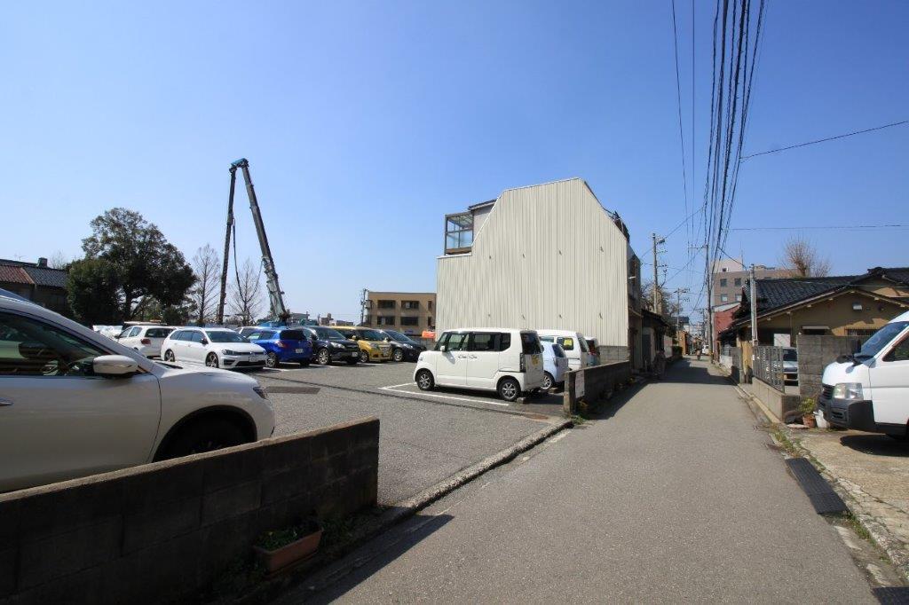 前面道路。建替工事中の建設会社社屋の裏手になります。