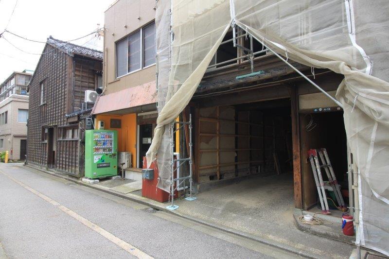 このあたりもかつては町家が連なっていたとか。左から、町家をリノベーションしたお寿司と和食のお店、ゲストハウスのビルが並びます。向かって右隣りは焼肉店。