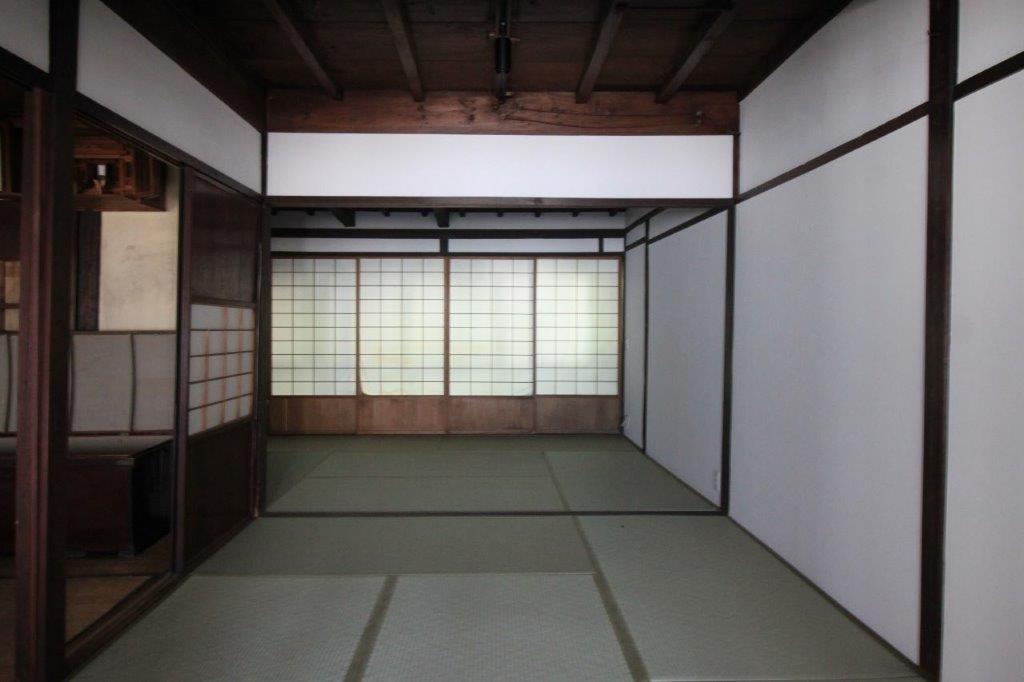 店の間奥の和室二間。ヨガの教室として利用されていたので改修済み。障子の奥は裏庭