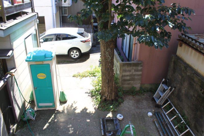 2階から建物裏スペース。