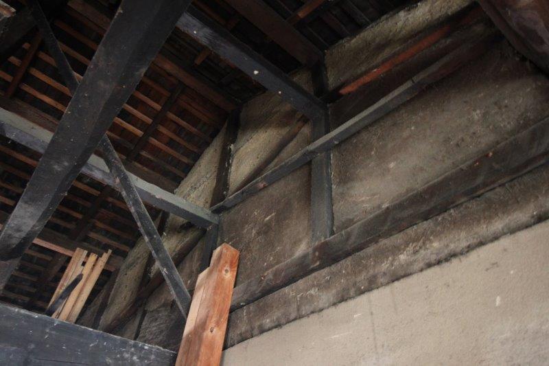 見上げると、”屋根の跡”。おそらく建てられた当初は、板に石を置いた「石置き屋根」で、そこから天井を上げて勾配をつけ現在の瓦葺の屋根へ。町家が変化していった過程が見てとれます。