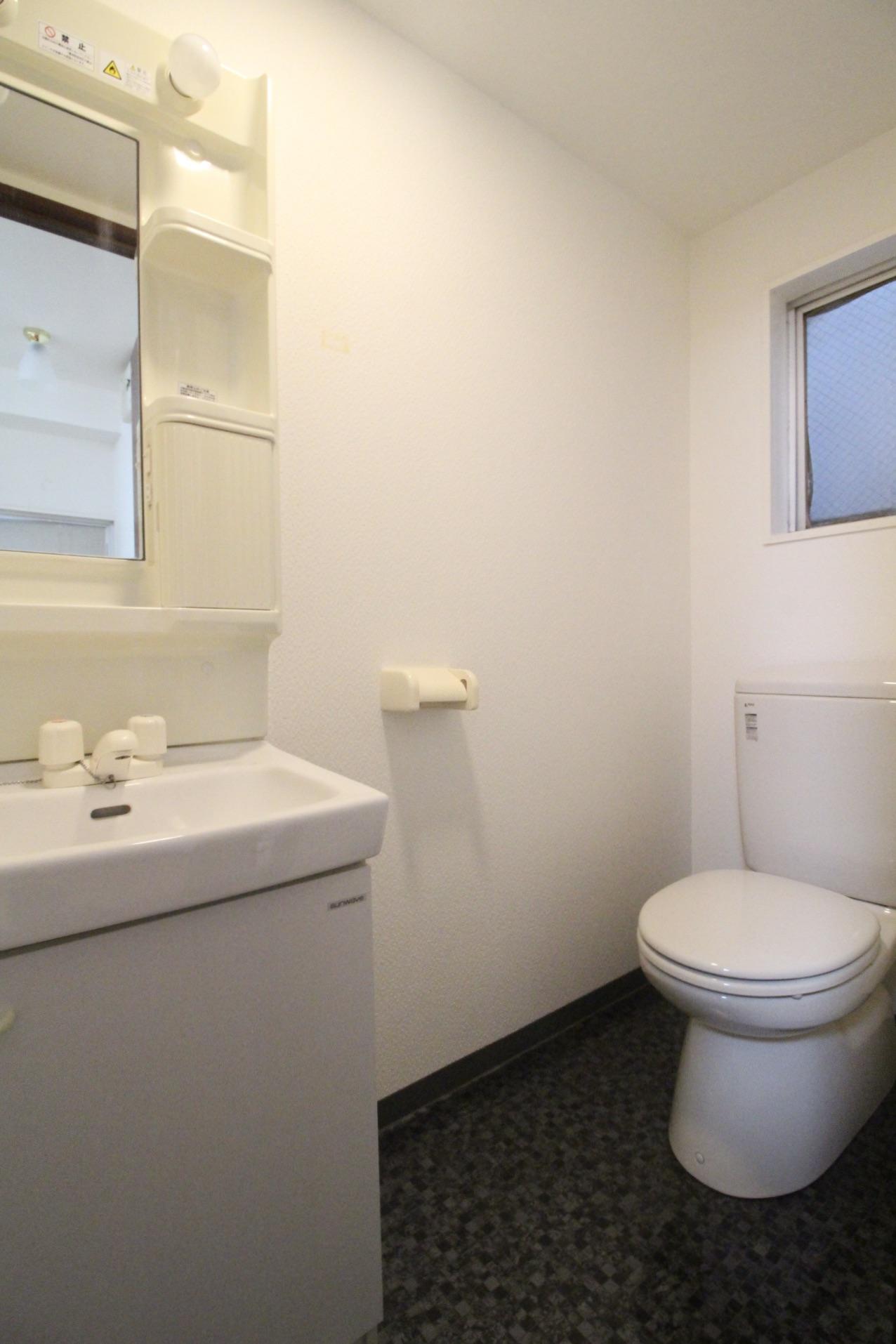 トイレの中に洗面台(ないより助かります)