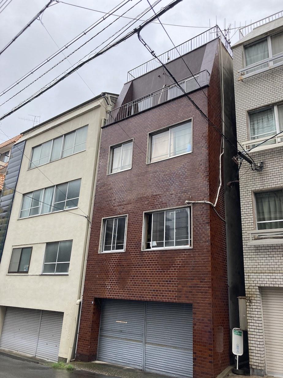 実際に住むのはこのレトロビルの最上階