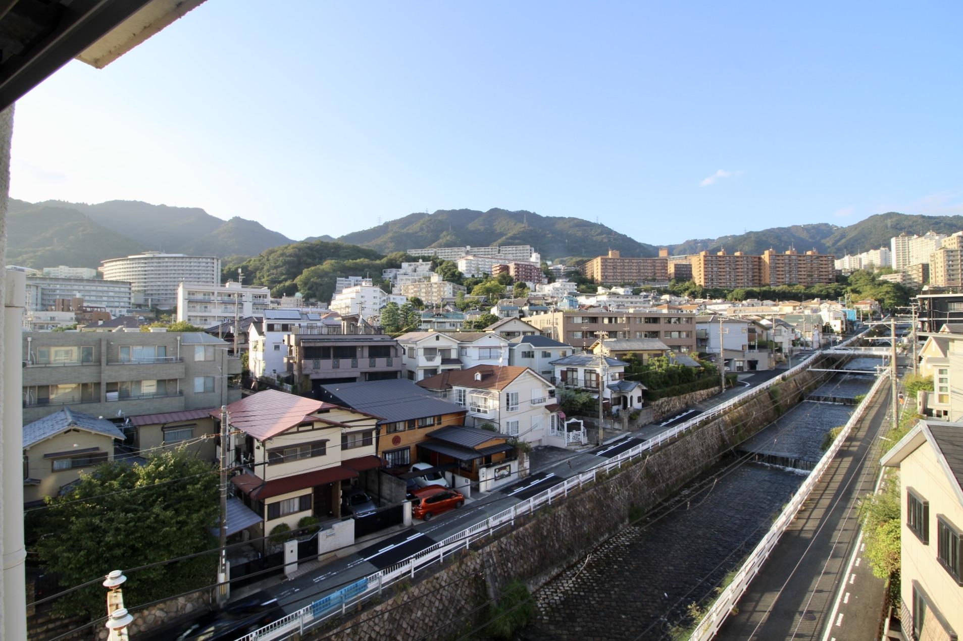 眼下には川が流れせせらぎが聞こえてくる