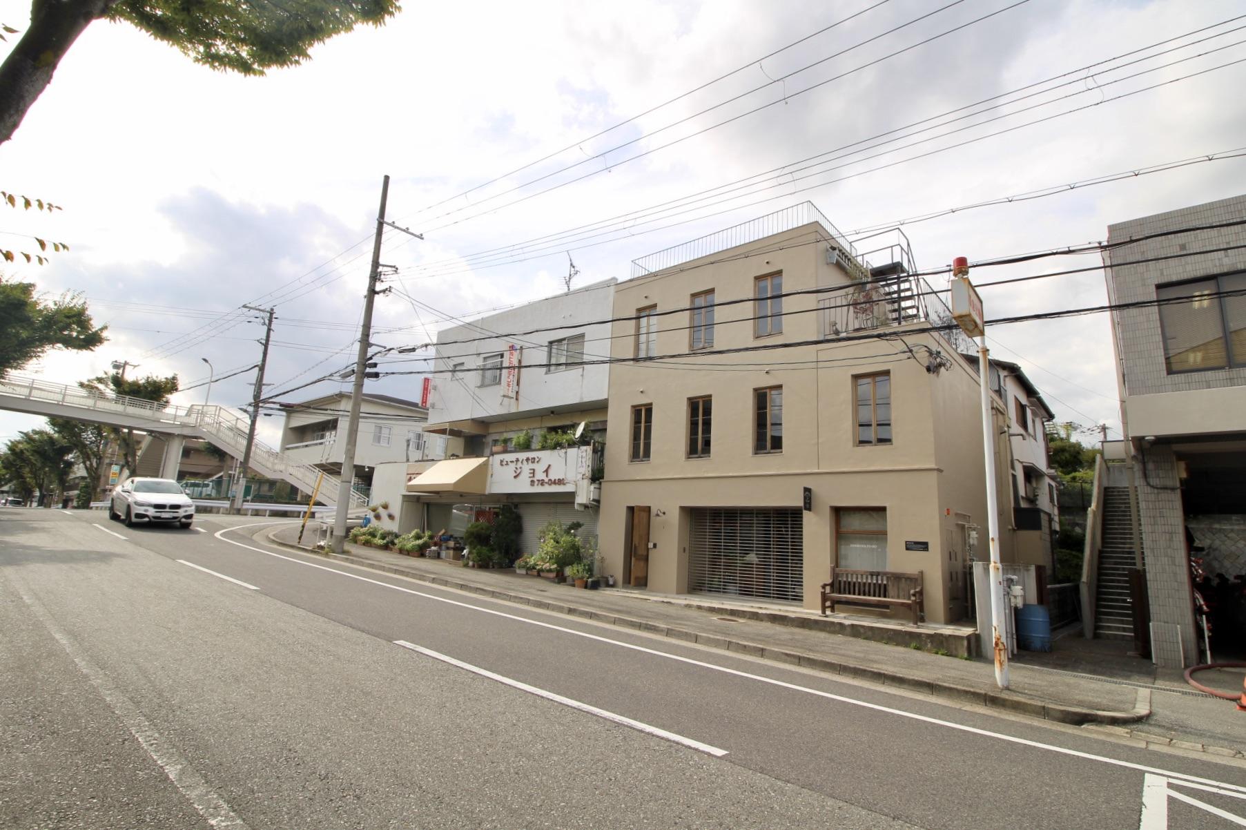 物件前は車通りや人通りも多く視認性もいいです