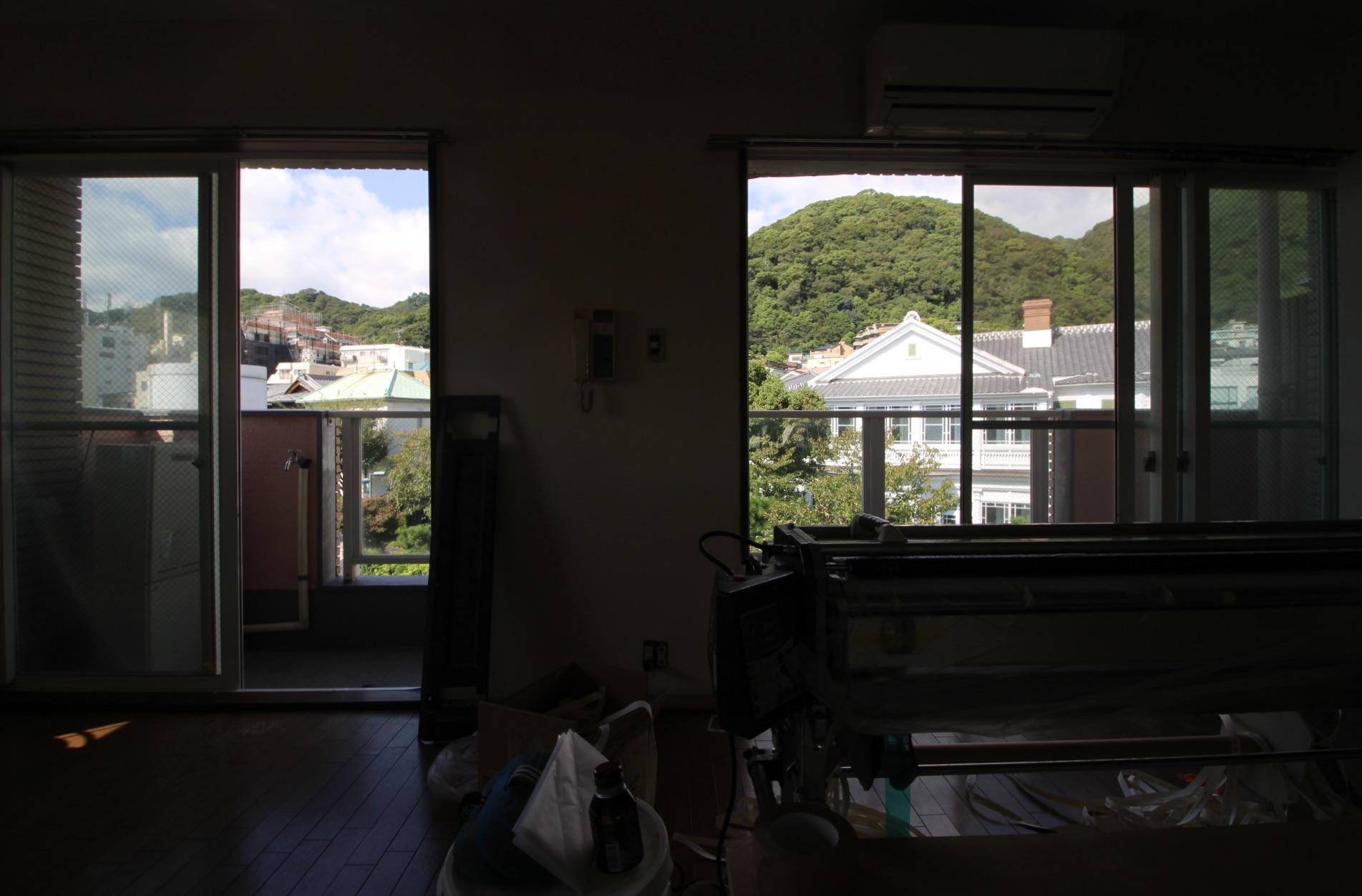 LDKから望む山と異国の風景