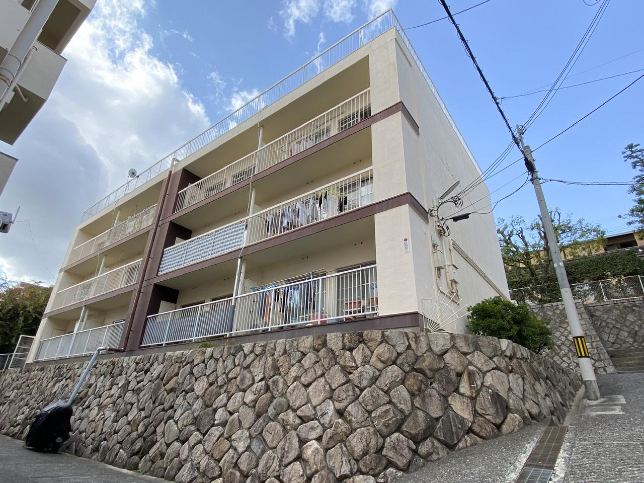 2棟の団地型マンション。今回の募集は北棟2階角部屋