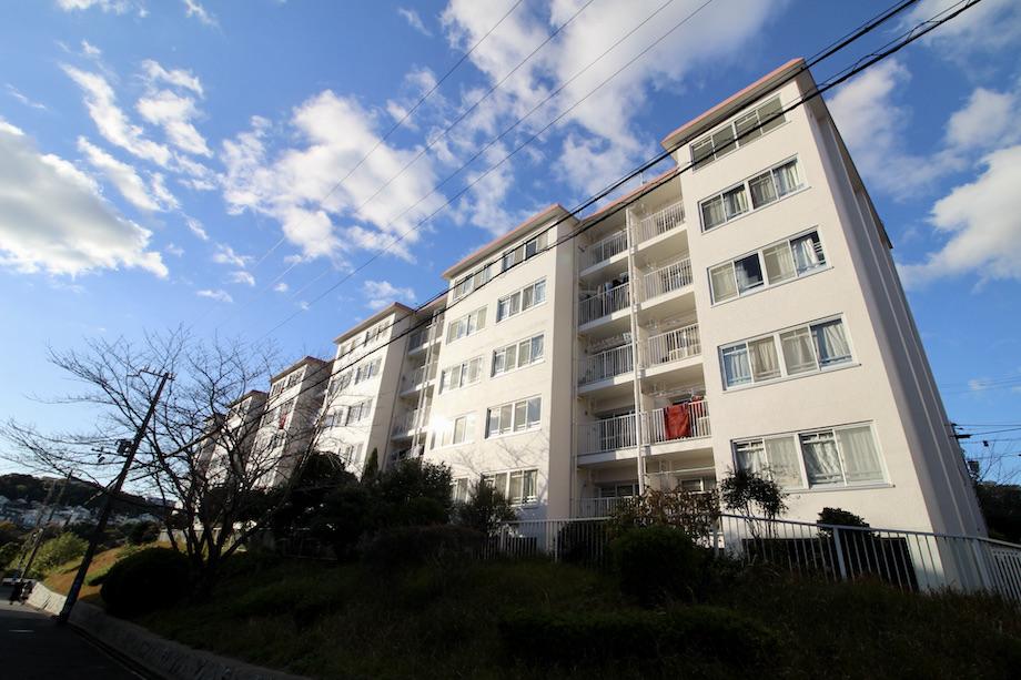 神戸市垂水区塩屋町の賃貸物件/青い空に映える高台に建つ団地