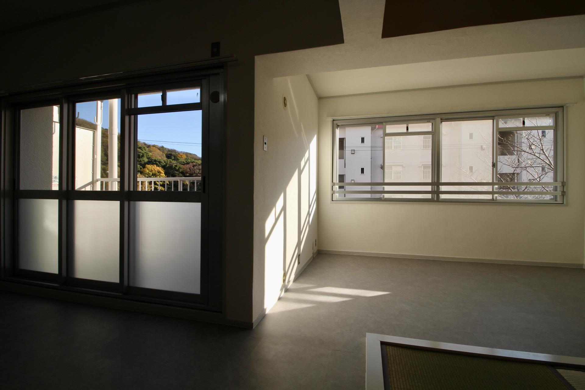 神戸市垂水区塩屋町の賃貸物件/室内から山の緑と桜の木を望む