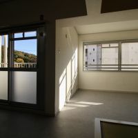 神戸市垂水区塩屋町の賃貸物件/室内から山の緑と桜の木を望む