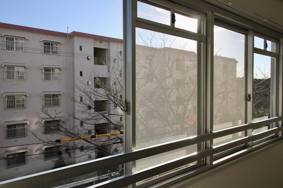 神戸市垂水区塩屋町の賃貸物件/lDKから桜の木々を望む（今は葉が落ちてますが、春が待ち遠しい）