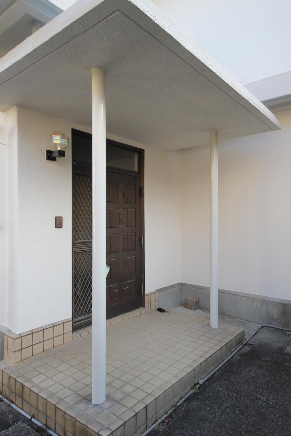 玄関 細い円柱のプロポーションがシンプルで好きです