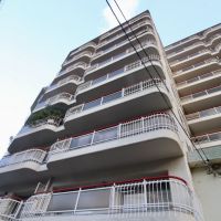 西宮市甲陽園本庄町の賃貸物件/赤い手すりやアーチ状の格子もいい