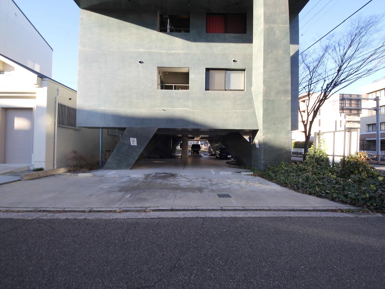 ピロティーから中へ