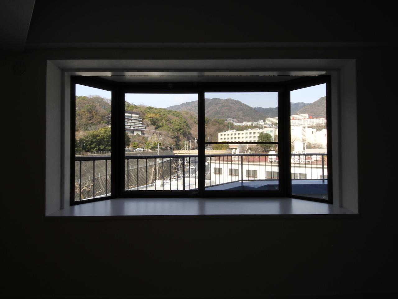 山の景色を狙ったかのようなリビング出窓