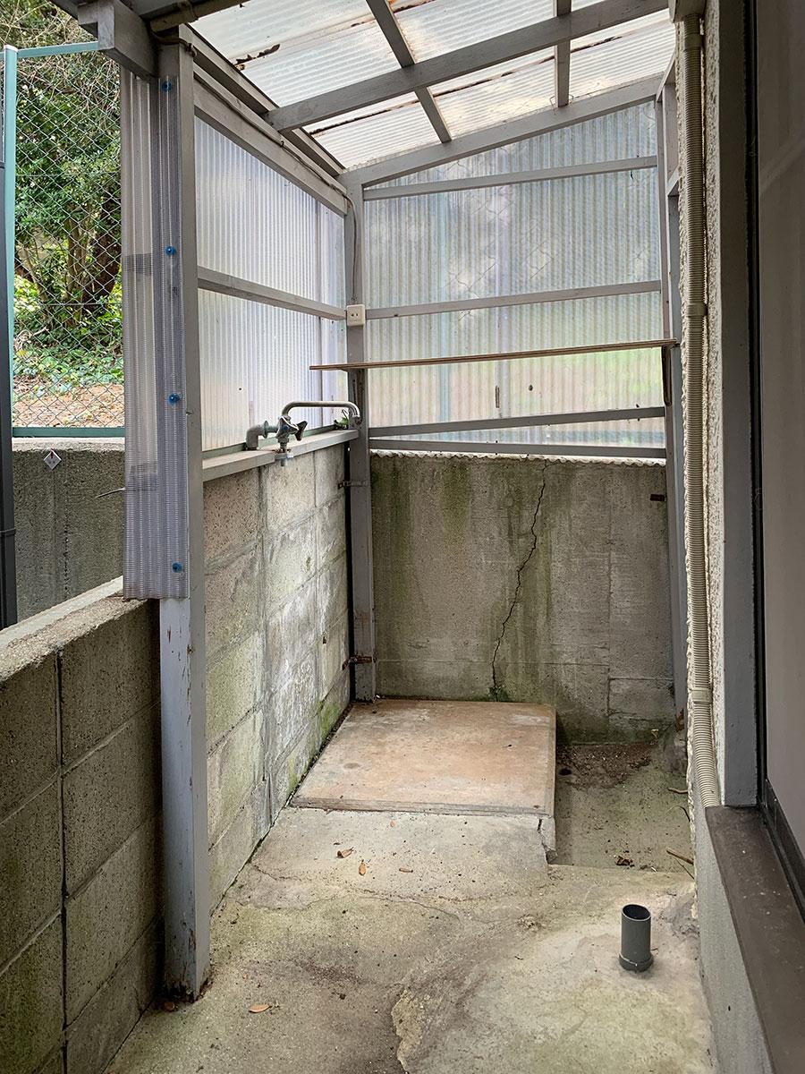 洗濯機置場は外