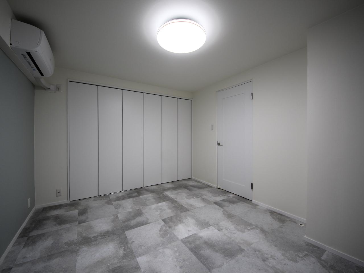 洋室 床や壁紙は好みが分かれるところ