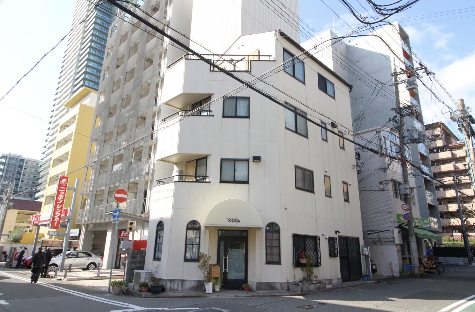 視認性のいい角地に建つレトロビル