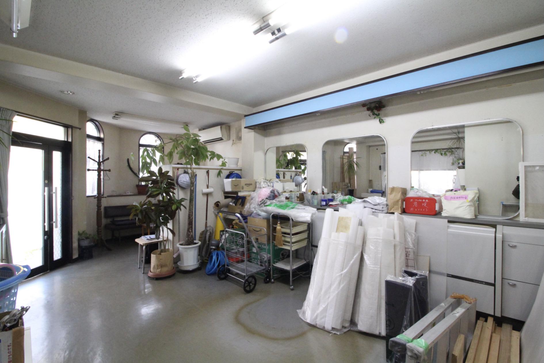 元美容院のレトロな鏡がそのまま残る