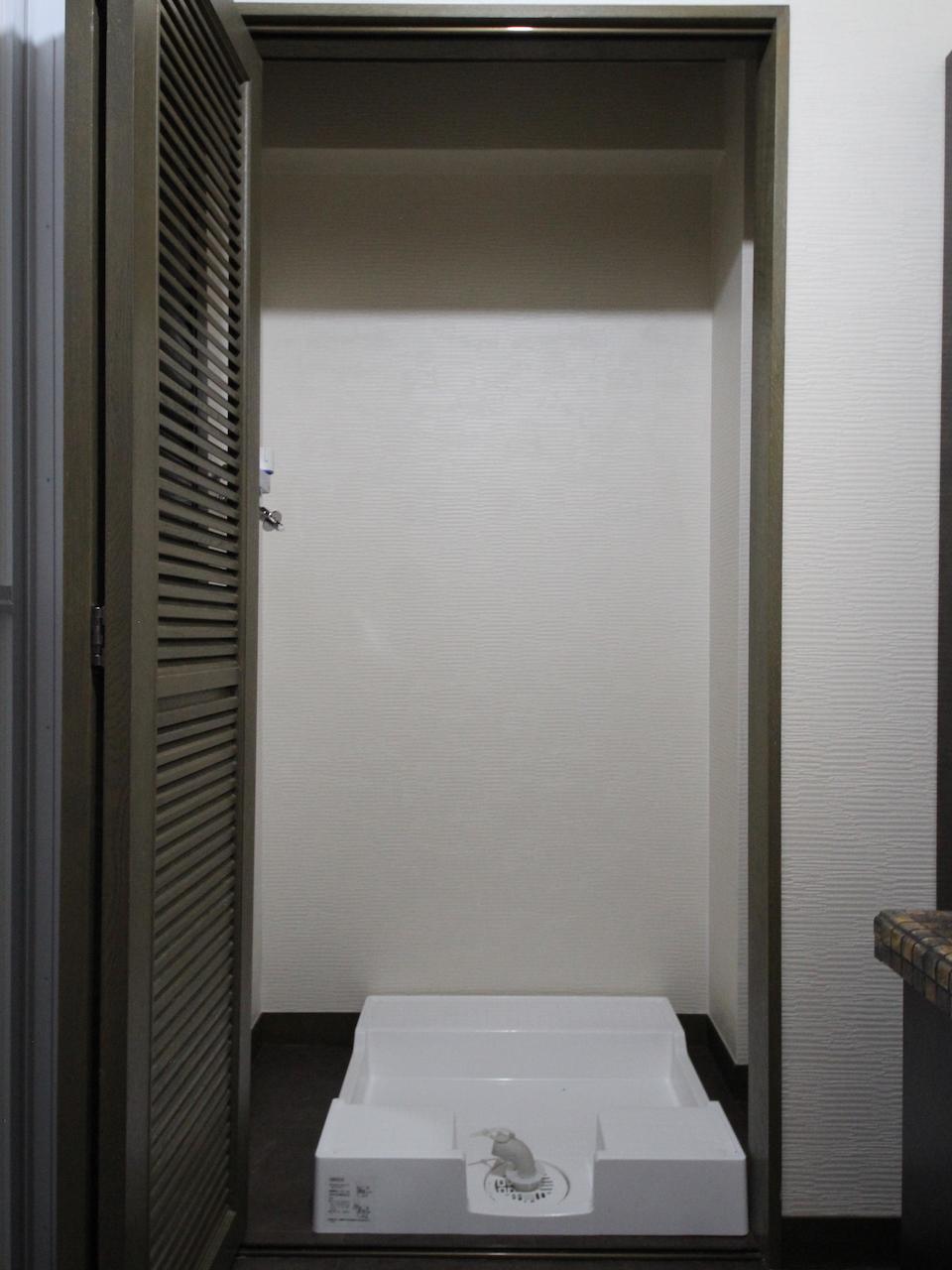 折れ戸をあけると洗濯機置き場