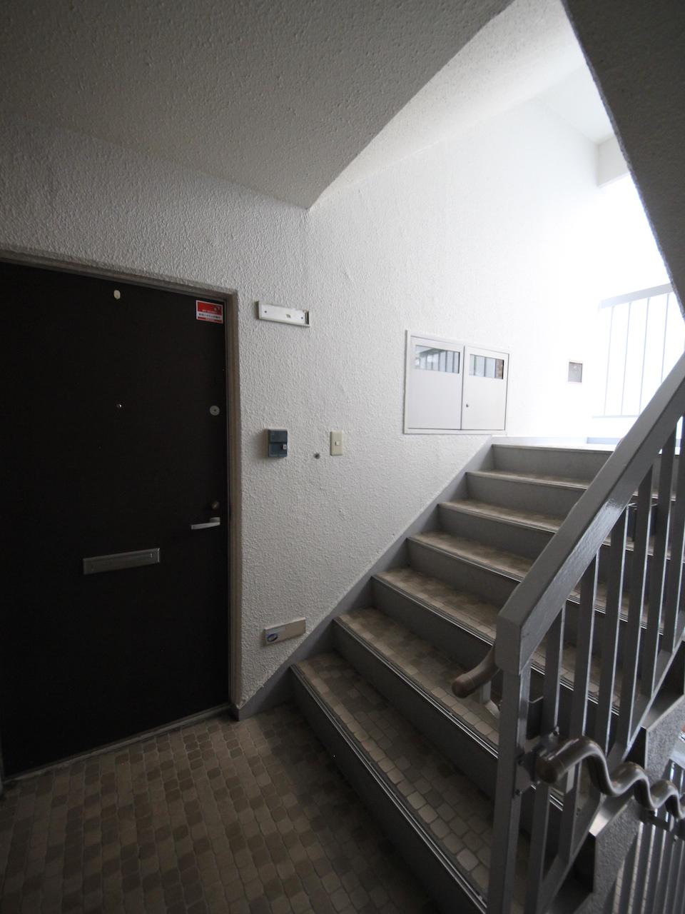 階段室から部屋へ入るタイプです