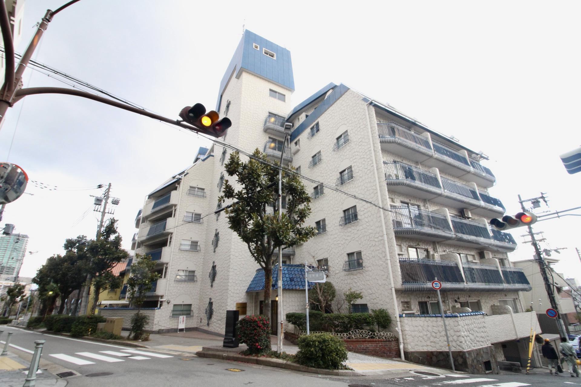 お城のようなエキゾチックな外観