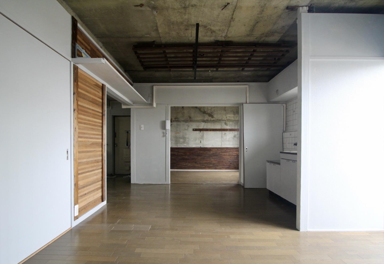 神戸市灘区鶴甲の賃貸物件/ムキ出し天井と廃材壁で遊び心あふれる空間