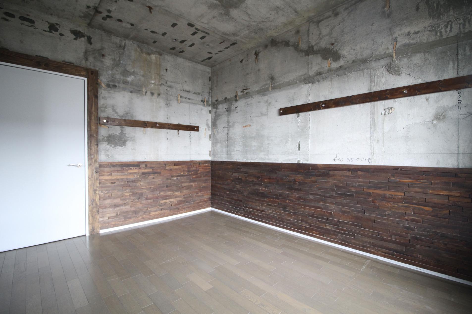 神戸市灘区鶴甲の賃貸物件/廃材を使った味わいある腰壁（南東洋室）