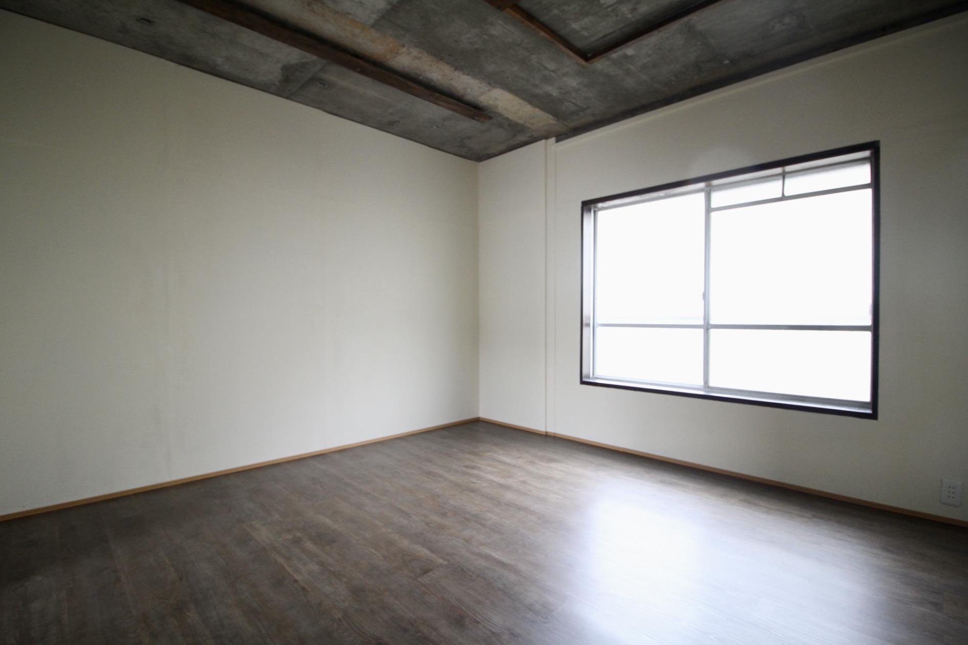 神戸市灘区鶴甲の賃貸物件/ほっこり落ち着くアイボリー漆喰壁の北側洋室