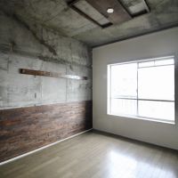 神戸市灘区鶴甲の賃貸物件/廃材の腰壁と照明台座がアクセントの東側洋室