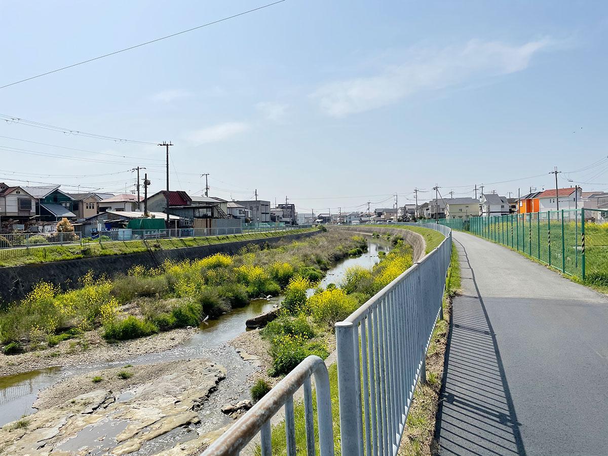 小さな川と抜けた空
