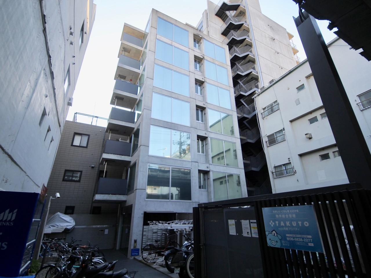 打放しコンクリートとガラスの外観